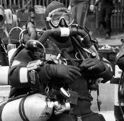 collect Lex in diving kit