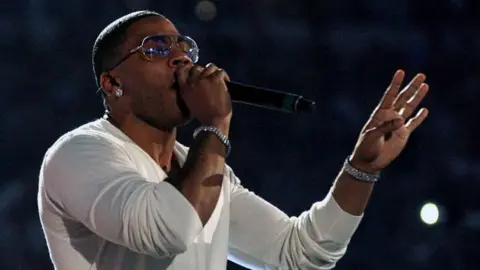 Reuters Singer Nelly performs before the 12 round WBC World Super Welterweight title boxing fight between Manny Pacquiao of the Philippines and Antonio Margarito of Mexico in Arlington, Texas (13 November 2010)