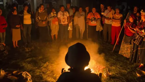 Encarni Pindado A Mayan ceremony is offered to the families of the disappeared migrants by the people the people of la Ceiba