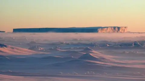 M.BRANDON/OU Tabular iceberg off Pine Island Glacier