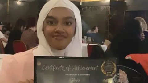 Handout Sabiha with her award