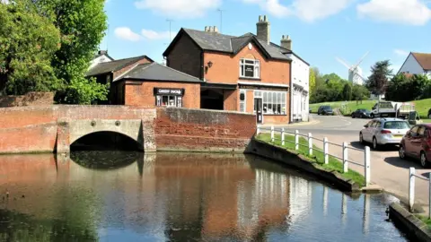 Geograph/G Laird Finchingfield pond