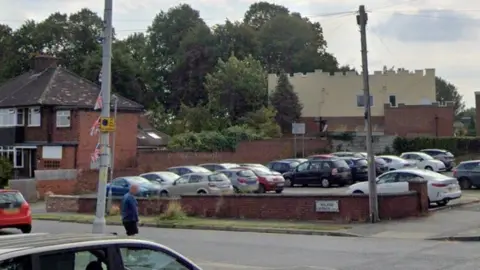 The junction of Teehey Lane and Roland Avenue