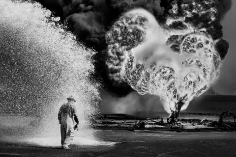 Sebastião SALGADO The fight against burning oil wells, Kuwait oil fields, 1991.