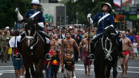 Getty Images Indigenous service people and families in an Anzac Day march in Sydney in 2017