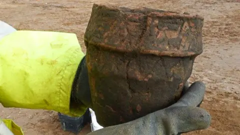 MOLA Headland/Highways England A14 pottery