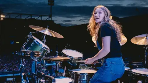 @robloud Schoolgirl Grace Ellis drums at The Killers concert at Carrow Road