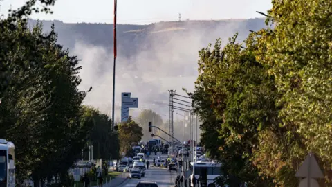 Getty Images Røyk stiger over en vei nær eksplosjonen utenfor den tyrkiske luftfartsindustrien i Ankara