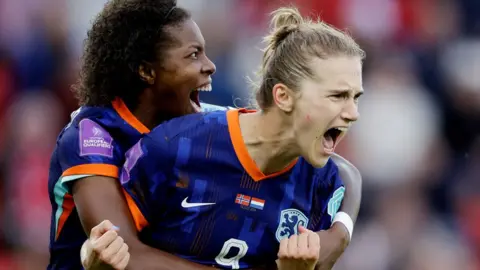 Getty Images Lineth Beerensteyn dan Vivianne Miedema merayakan dengan antusias selama pertandingan Belanda