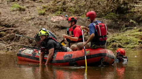 Texas floods rescuers in dinghy