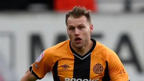 Eliott Nevitt in action for Cambridge United last season