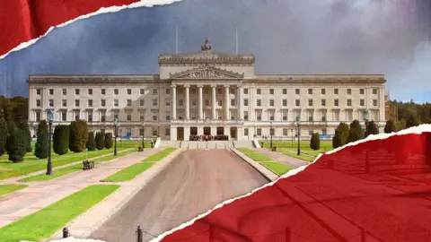 BBC Stormont Parliament Building pada hari yang cerah, sebuah bangunan putih besar yang digambarkan di atas langit abu -abu dengan overlay grafis merah