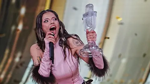 Dara holds up her Eurovision trophy