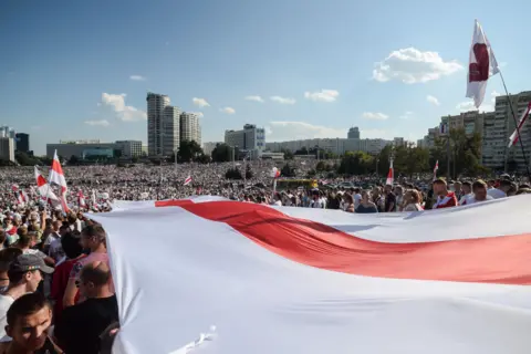 Badan Photopress Eropa Sejumlah besar orang yang memegang bendera historis Belarus di Minsk pada 16 Agustus 2020.  