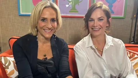 A jornalista Emily Maitlis e a atriz Ruth Wilson