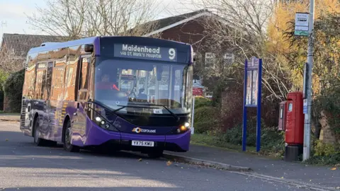 Go Thames Valley A purple Carousel bus at a stop. It is number 9 for Maidenhead. The driver is inside. It is a sunny day.