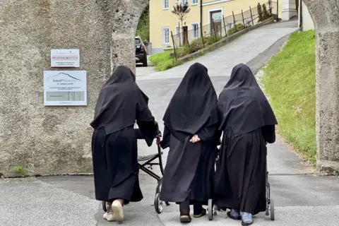 Três câmeras de nan vão de costas