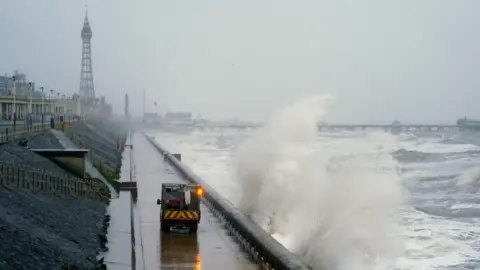 Gelombang PA Media pecah di tepi laut di Blackpool