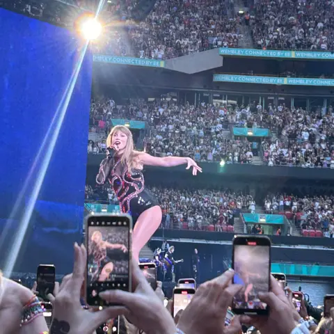 Taylor Swift no palco do Estádio de Wembley