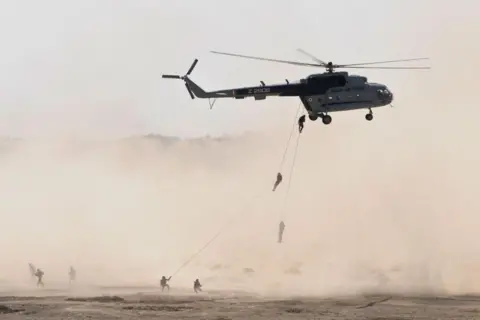 AFP - Tentara India dan AS Rappel dari helikopter Angkatan Udara India ketika mereka berpartisipasi dalam latihan militer Yudh Abhyas 2012 di Mahajan di sektor Rajasthan, sekitar 150 km. dari Bikaner, pada 13 Maret 2012.