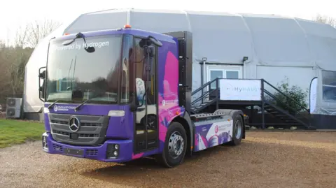 Le type de camion lourd utilisé dans l'essai Iris de Guzman High Hole est stationné des marques de transport destinées à l'utilisation du carburant d'hydrogène.