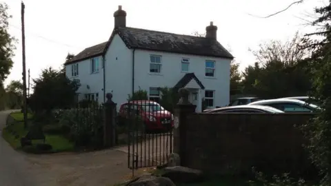 LDRS A picture of the outside of a white house