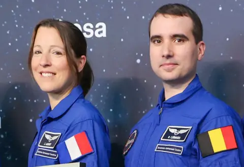 EPA Sophie Adenot et Raphaël Liégeois dans leurs uniformes bleus d'astronaute