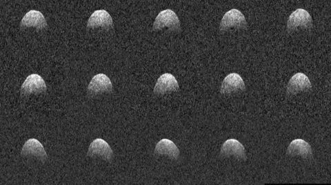 Arecibo/NASA/NSF Gambar radar kotak yang menunjukkan beberapa pemandangan asteroid 3200 Phaethon sebagai objek bulat berbutir yang berputar di ruang angkasa, dengan teks di sudut yang mencantumkan tanggal pengamatan (17 Desember 2017) dan sumber (Arecibo/NASA/NSF)