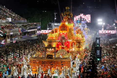 Anggota Andre Coelho / EPA dari rombongan Pastor United Miguel March selama malam pertama parade karnaval Rio di Marques de Sapucai Sambadrome di Rio de Janeiro, Brasil, 02 Maret 2025. 