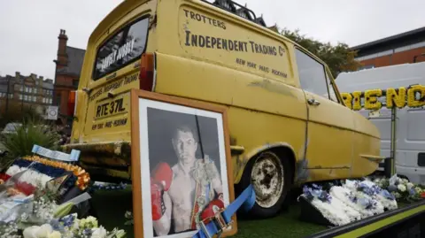 O funeral da Reuters Hatton foi conduzido pelo famoso caminhão Reliant apenas por tolos e cavalos