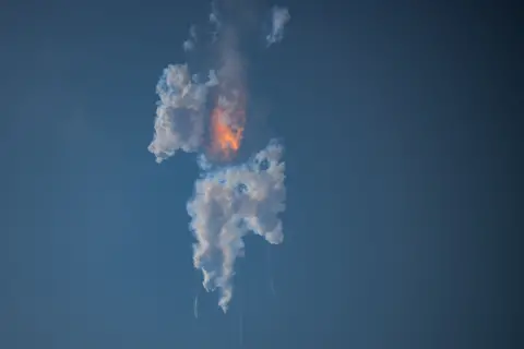 Getty Images Api dan asap membubung di langit setelah ledakan Starship.