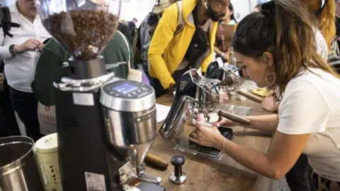 Getty Images Mensen nemen deel aan het London Coffee Festival op Truman's Brewery Markets in Londen, VK 