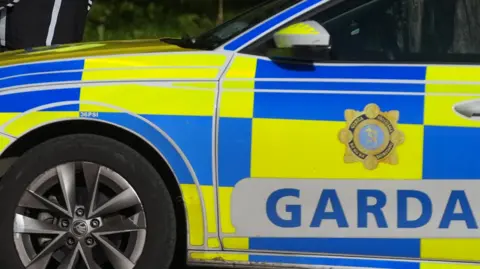 A yellow and blue police car.