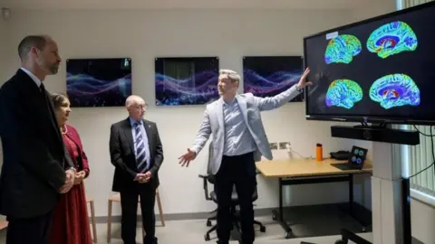 Temilade Adelaja/PA Wire El Príncipe de Gales (izquierda) con el Dr. Agam Jung, mientras se reúne con investigadores clínicos en la sala técnica, durante su visita para inaugurar oficialmente el centro.