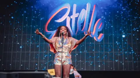 Louisa Mae Photography Estelle performing on stage