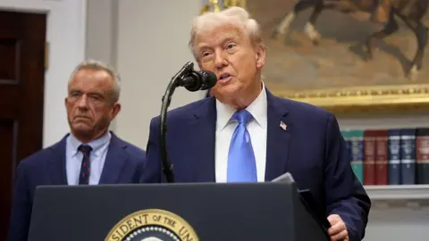 Getty Images Donald Trump i sekretarz zdrowia Robert F Kennedy Jr Mówi