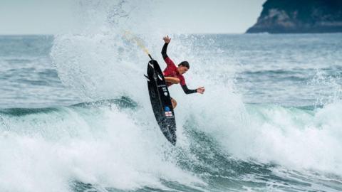 Lukas Skinner surfing