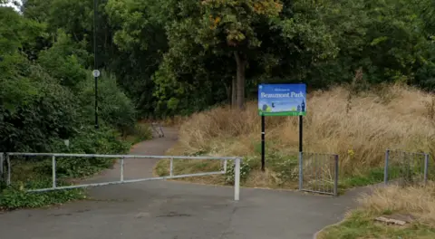 Leicester Boys held after knife brandished in attempted robbery