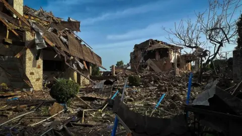 Una visione di Reuters mostra edifici residenziali danneggiati durante un attacco missilistico russo a Kiev, in Ucraina, il 23 giugno 2024, durante l’attacco della Russia all’Ucraina.