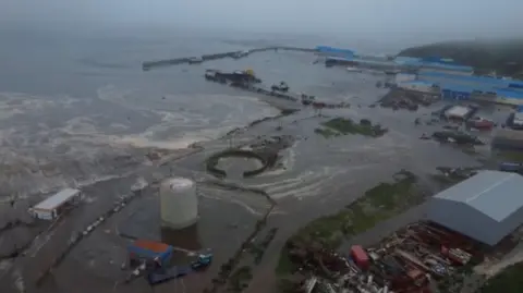 Reuters tsunami drained after a powerful earthquake of 8.8 of the Kamchatka Peninsula in Russia, in Seviro Correllask, Sakhinin, Russia, July 30, 2025.