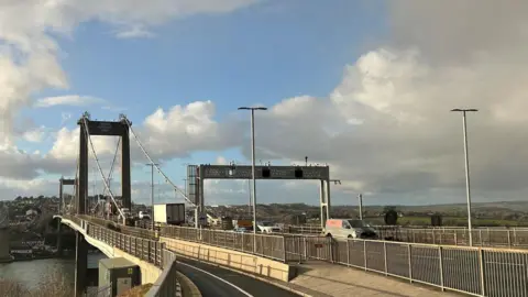 Cameron Weldon/BBC A picture of the Tamar Bridge taken from the pedestrian walk way. There are vehicles travelling across it. 