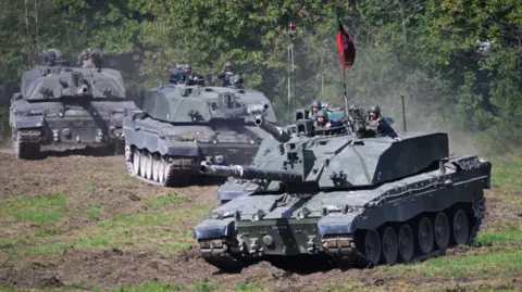 Getty Images Challenger 2 Battle Tanks utama ditampilkan untuk keluarga yang menonton Parade Resimen Resimen Tank Royal