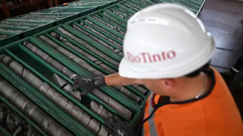 Oliver Bunic/Bloomberg Een medewerker werkt op vrijdag 12 juli 2024 aan pannen voor monsters van jadariet, dat lithium en boraat bevat, in het onderzoekscentrum van de Rio Tinto Group in Loznica, Servië.