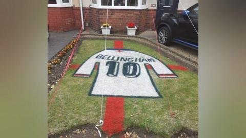 Jude Bellingham's shirt painted on a lawn 