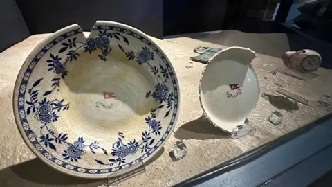 BBC/Jim Scott Artefacts