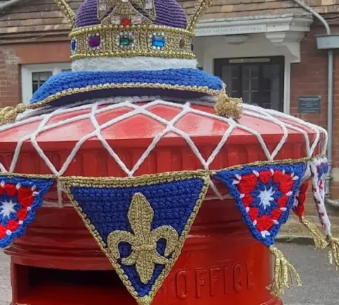 Michelle Mayes Knitted post-box topper outside of Friends of Salisbury Cathedral house