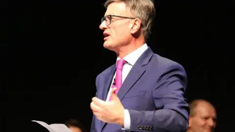 Federação de Harris Sir Dan Moynihan é o diretor executivo sênior e diretor executivo da Federação Harris