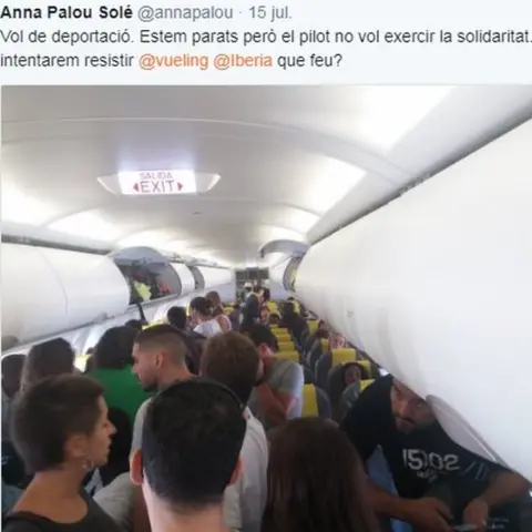 Anna Palou Tweet showing a photo of the solidarity protest on the plane