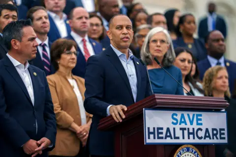 Lider mniejszości EPA USA Hakeem Jeffries i inni członkowie Domu Demokratycznego organizują konferencję prasową na temat stolicy USA na dzień przed rozpoczęciem częściowego zamknięcia rządu w Waszyngtonie.