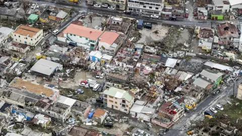 Handout Wrecked houses from above